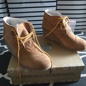 New Toms 7.5 Wedge Boots
